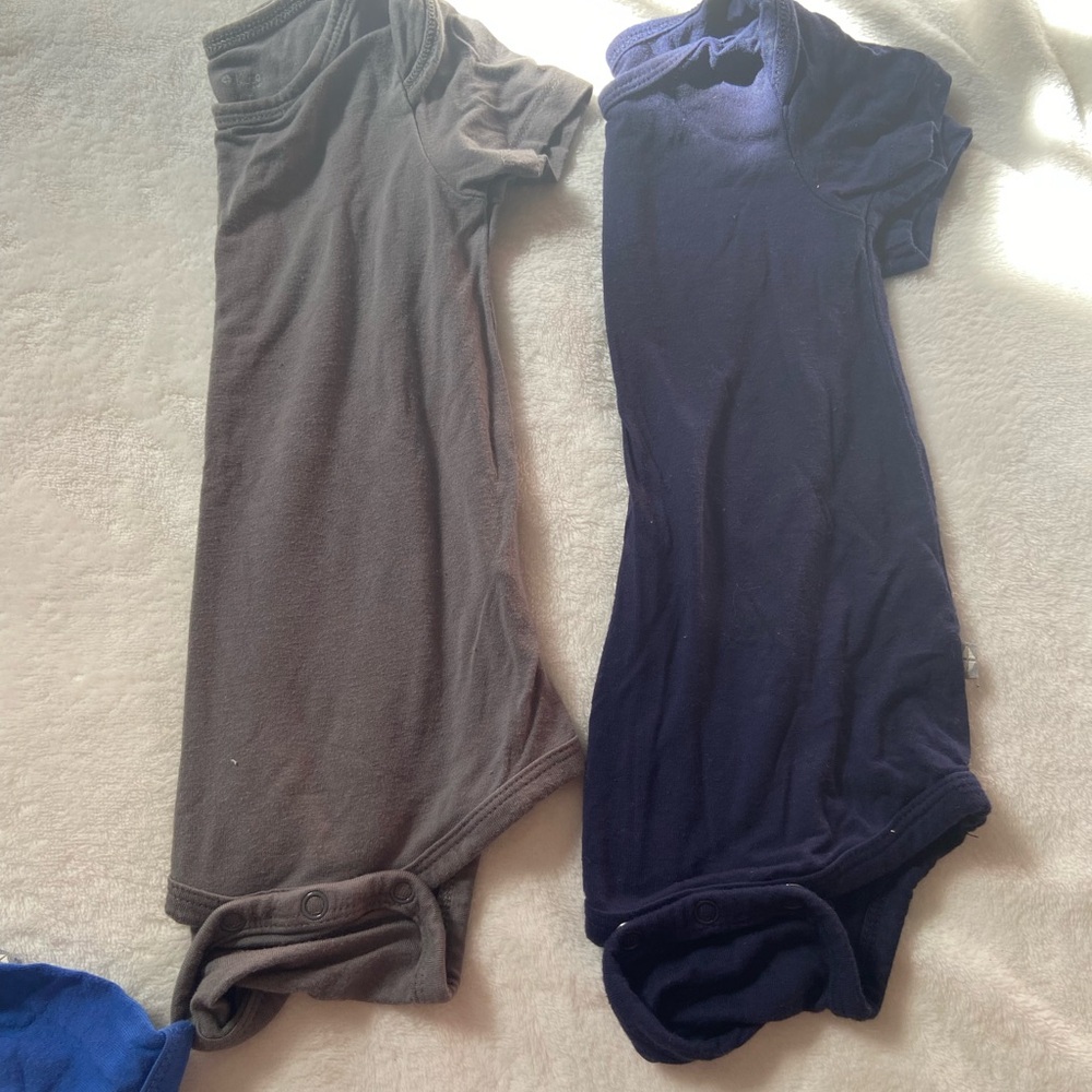 Kyte Baby Set of Two Baby Bodysuits in Gray and Navy
